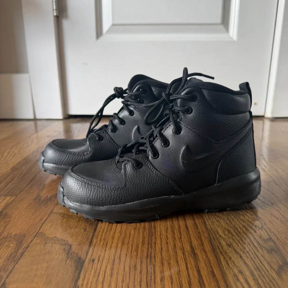 Nike Kids Size 2.5Y Manoa LTR Pre School Black Black Leather Boots Hiking